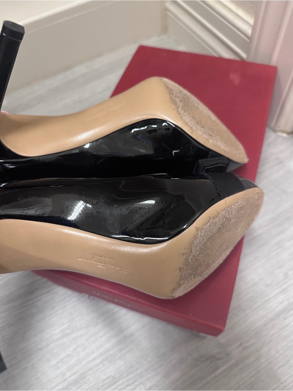Salvatore Ferragamo Black Patent Vara Bow Pumps with Gold Plate - Picture 5 of 7